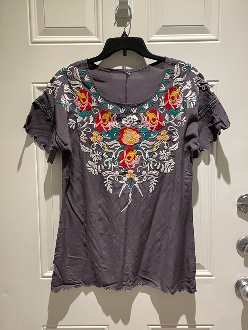 Unbranded Embroidered Floral Short Sleeve Scoop Neck Top Size Medium - Charcoal